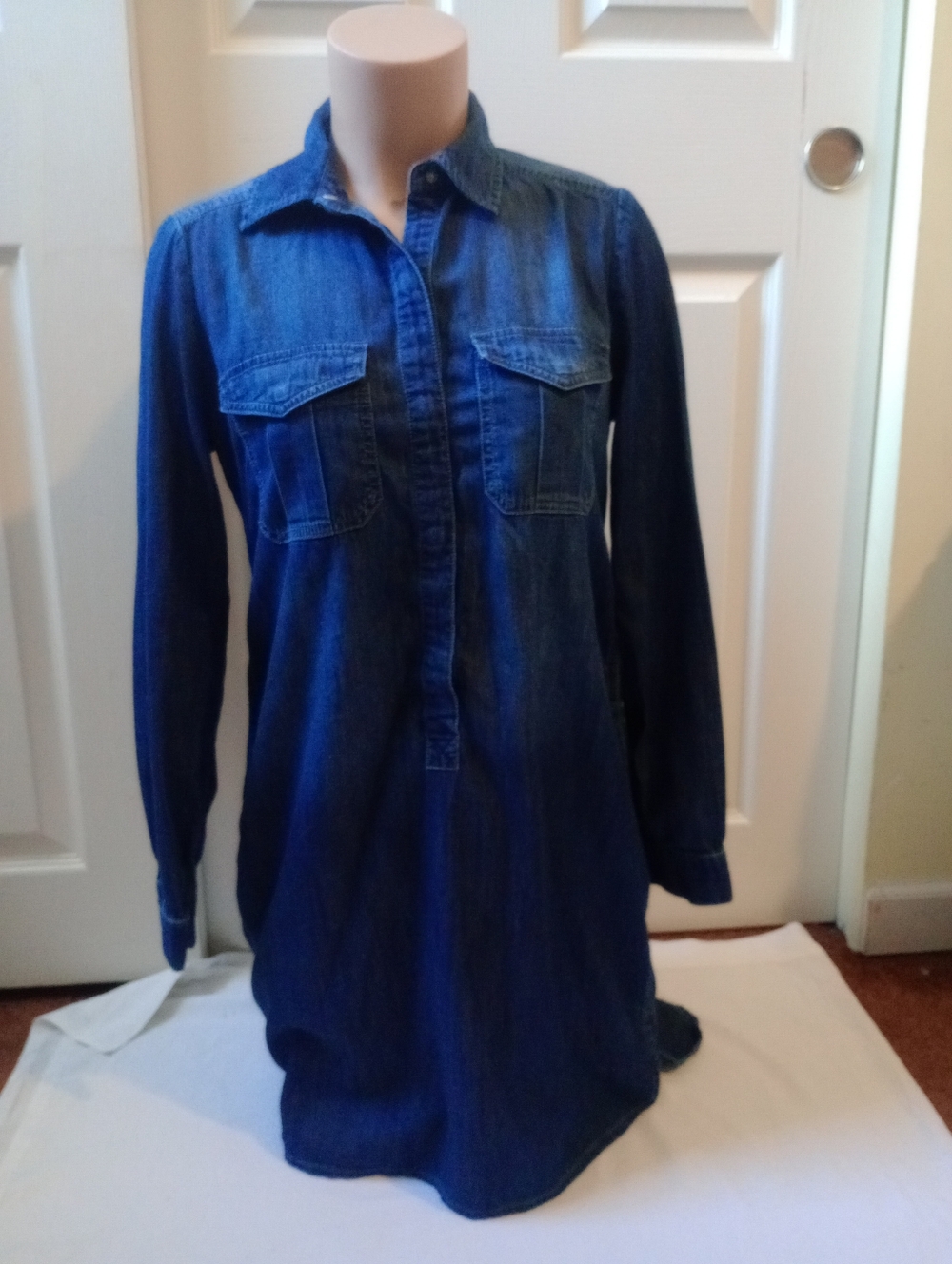 White House Black Market Denim Shirt Dress Size 4 Lightweight Chambray Henley - Picture 4 of 9